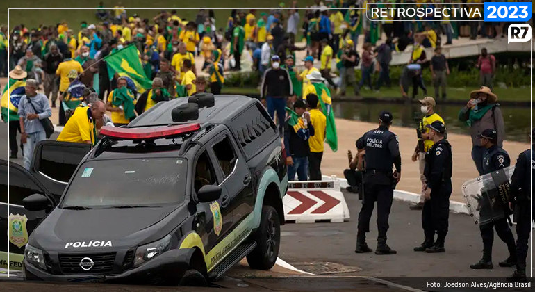 Manifestantes que não aceitaram a vitória do presidente Luiz Inácio Lula da Silva na última eleição furaram o bloqueio da Polícia Militar do DF para invadir o Congresso Nacional, o Palácio do Planalto e o Supremo Tribunal Federal