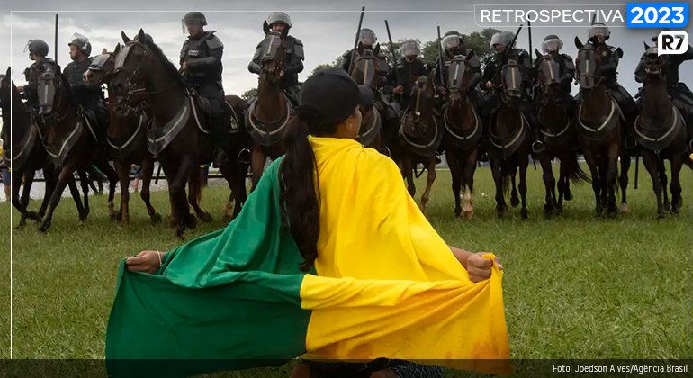 Cavalos e policiais que atuavam para conter a invasão das sedes dos Três Poderes foram agredidos&nbsp;