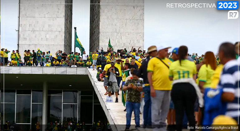 O grupo subiu a rampa do Congresso Nacional e invadiu a parte superior do local, onde ficam as cúpulas do Senado e da Câmara dos Deputados