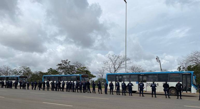 Manifestantes que acampavam em frente ao QG do Exrcito so retirados do local