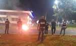 Manifestantes quebram carros, ateiam fogo em ônibus e tentam invadir sede da PF em Brasília