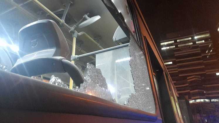 Manifestantes quebram carros, ateiam fogo em ônibus e tentam invadir sede da PF em Brasília