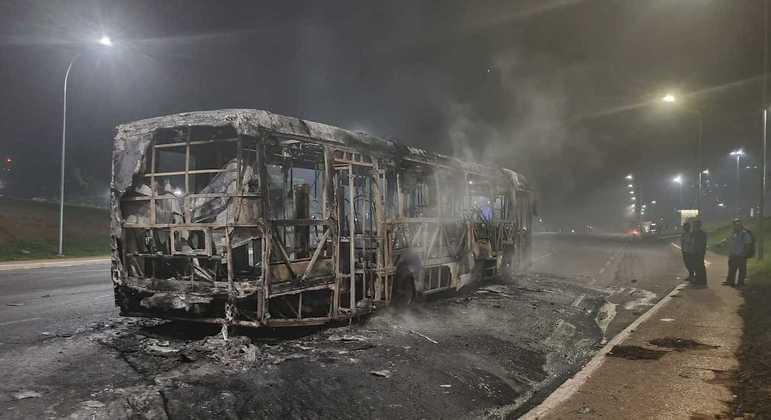 Ônibus incendiado no Eixo Monumental, próximo à Esplanada dos Ministérios, em Brasília