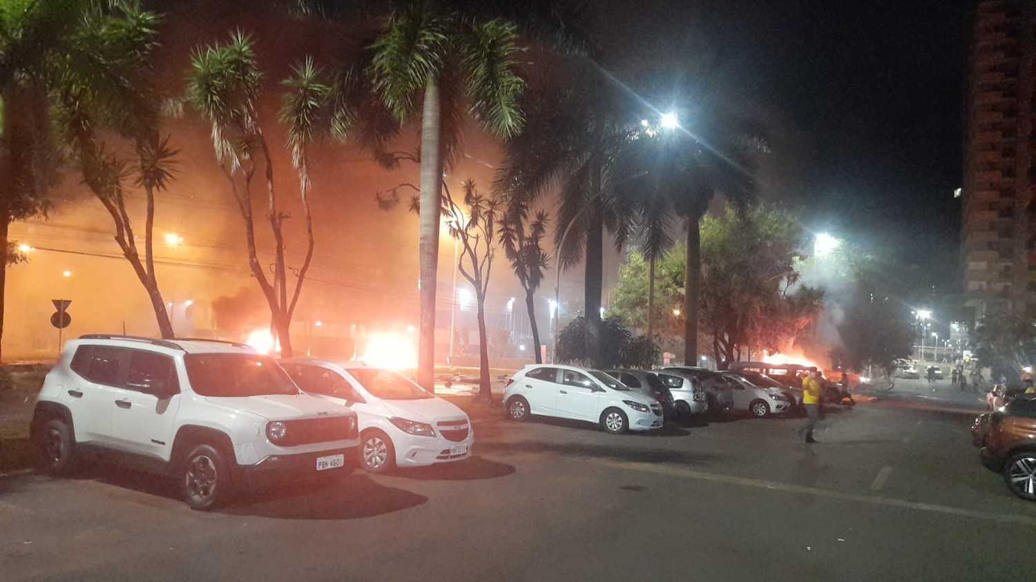 Manifestantes ateiam fogo em carros e ônibus e tentam invadir sede da  Polícia Federal em Brasília - Notícias - R7 Brasília