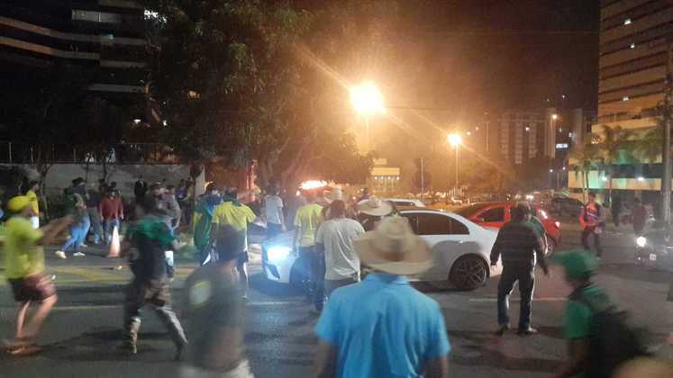 Manifestantes quebram carros, ateiam fogo em ônibus e tentam invadir sede da Polícia Federal em Brasília