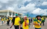 Homens são vistos com ferimentos e camisa com manchas de sangue nas proximidades do Palácio do Planalto durante ato neste domingo.