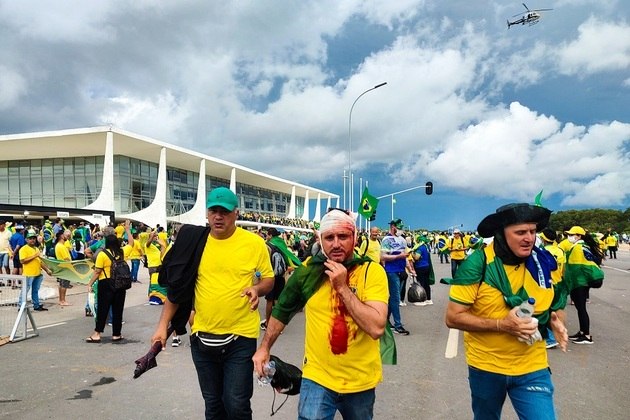Homens são vistos com ferimentos e camisa com manchas de sangue nas proximidades do Palácio do Planalto durante ato neste domingo.