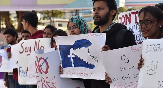Manifestantes seguram cartazes com dizeres contrários ao 'Free Basics' na Índia 
