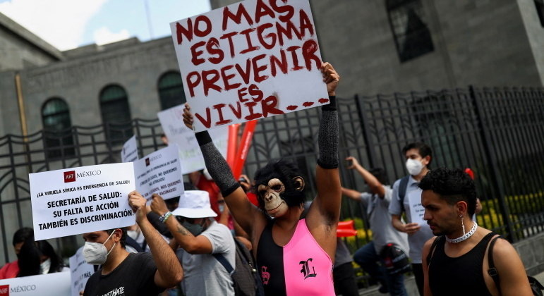 Ativistas protestam por resposta mais firme das autoridades à varíola do macaco na Cidade do México