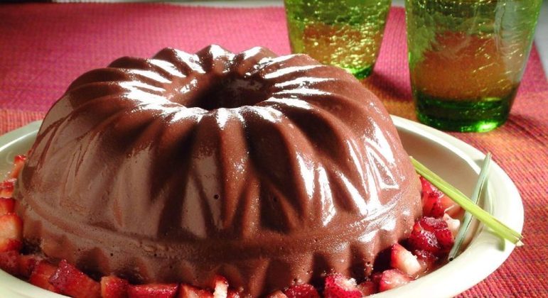 Manjar de chocolate com morango