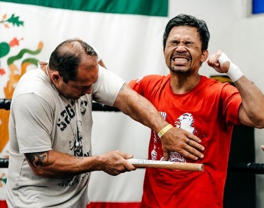 Com um respeitado cartel de 62 vitórias, sendo 39 por nocaute, dois empates e apenas oito derrotas, Pacquiao teve combates lendários com grandes nomes da luta, como Floyd Mayweather e Oscar de la Hoya. Sua última luta oficial foi em 2021, quando perdeu o título dos meio-médios da WBA (Associação Mundial de Boxe) para o cubano Yordenis Ugás