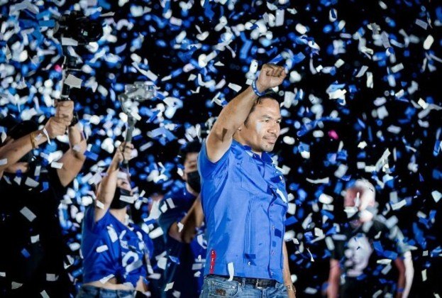 Em meio a carreira como boxeador, Pacquiao também se aventurou na política das Filipinas. Em 2010, foi eleito para a Câmara dos Representantes do país. Durante seis anos de mandato, 'liderou' o ranking de faltas no congresso. Apesar disso, a sua popularidade no esporte o ajudou a se eleger como senador, em 2016, com mais de 16 milhões de votos. No ano passado, concorreu a presidência do país, sendo o terceiro mais votado, tendo a preferência de 6,8% dos eleitores