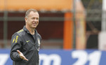 Mano Menezes, ele mesmo, era o treinador da seleção brasileira, mas acabou demitido no mesmo ano, após fracassar nas Olímpiadas e na Copa América, um ano antes