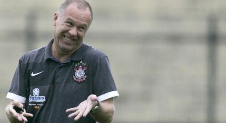 Mano Menezes chega a São Paulo. Já deixou apalavrada a sua terceira passagem como técnico do Corinthians