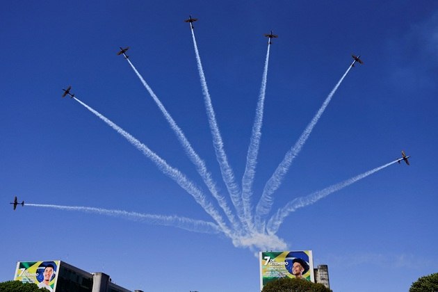 Manobra aérea da 'Esquadrilha da Fumaça' na Esplanada dos Ministérios, em Brasília