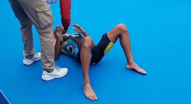 Brasileiro exausto após completar a prova
