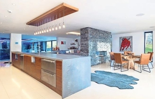 Nessa cozinha equipada com tudo do bom e do melhor, dá pra fazer de tudo também, desde uma comidinha caseira, até um jantar mais elegante
