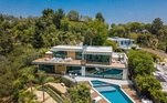 O piloto de Fórmula 1 Daniel Riccardo, da McLaren, é dono
de uma linda mansão em Beverly Hills, na Califórnia, avaliada em cerca de R$ 75
milhões. Veja fotos dos cômodos do casarão