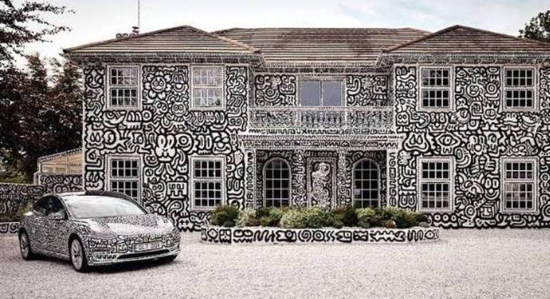 Até o carro do artista foi completamente pintado
