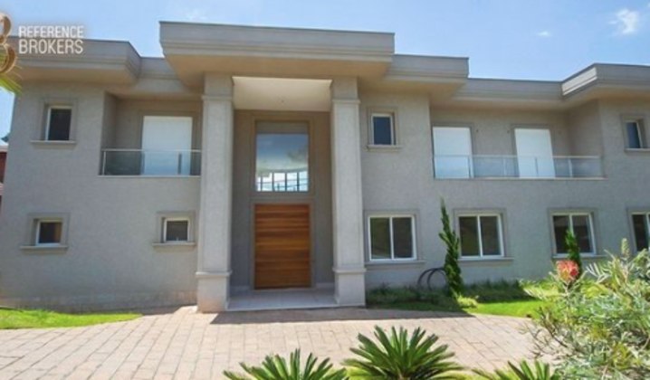 O imóvel de três andares está localizado no condomínio Tamboré I, em Barueri, e foi colocado à venda por R$ 8,7 milhões