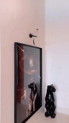 Logo na entrada da mansão, há luminárias, um quadro e uma escultura de um felinoVeja também: Deolane Bezerra começa a retirar preenchimento labial e mostra mudança: 'Tá diminuindo'