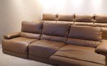 Cabe uma boa turma nesses sofás para assistir a um filme ou a um jogo do Fla