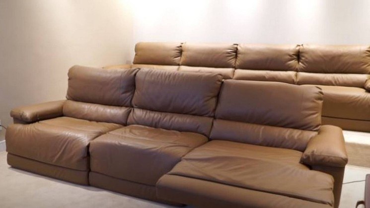 Cabe uma boa turma nesses sofás para assistir a um filme ou a um jogo do Fla