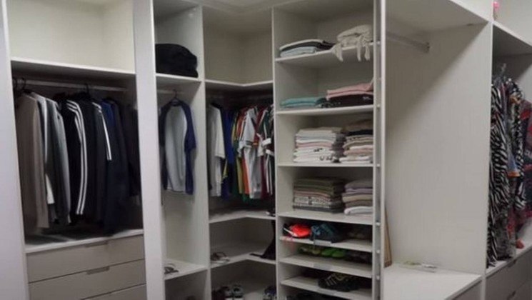 O quarto conta com um closet para o craque guardar todas as suas roupas estilosas