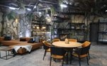 O Exílio é uma caverna que conta com diversos monitores, onde os 'exploradores' que já deixaram a competição acompanham tudo o que acontece no jogoConheça o elenco do reality show Ilha Record