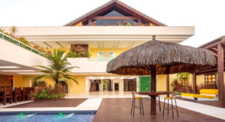 No quesito lazer, o espaço tem piscina com cascata artificial e sauna, com cadeiras e bancos espalhados no entorno