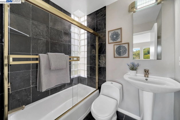 Até nos quatro banheiros da casa é possível enxergar os detalhes dourados, que alguns internautas consideraram cafonas. Outras pessoas acham que a casa tem um conceito