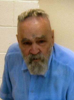 Manson foi condenado à prisão perpétua em 1971 por incitação aos assassinatos. 