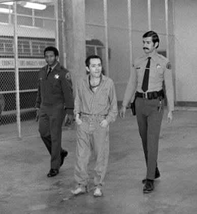 Manson foi detido pela primeira vez aos 12 anos de idade. Ele foi levado para instituições de menores de idade que cometem crimes.
