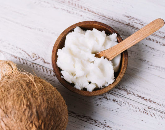 Manteiga de coco: Originada da polpa da fruta, apresenta vantagens semelhantes ao óleo de coco, acrescidas da presença significativa de fibras que promovem a saúde intestinal. É uma alternativa mais saudável do que a manteiga convencional.