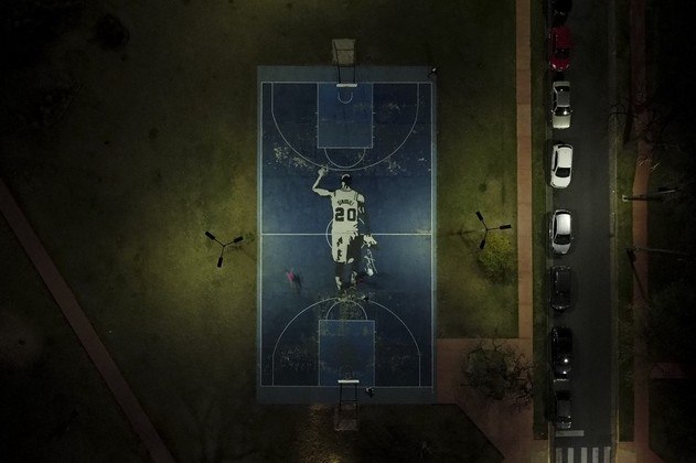 Vista aérea de uma quadra de basquete com a imagem do ex-jogador de basquete argentino Manu Ginóbili, em Buenos Aires, em 9 de setembro. Poucos dias depois, a lenda do San Antonio Spurs foi introduzida no Hall da Fama do Naismith Memorial Basketball