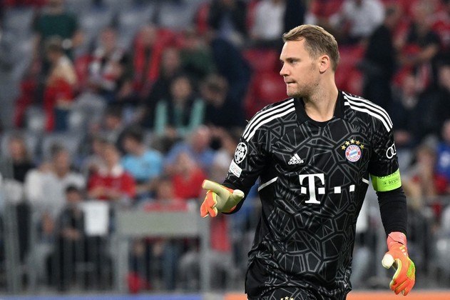 Mais um que tem presença incontestável no ranking, Manuel Neuer já conquistou praticamente todos os títulos possíveis e fez uma verdadeira revolução embaixo das traves por sua habilidade de jogar com os pés, mas isso é o suficiente para cravar que ele é o melhor goleiro da história, à frente de Lev Yashin, Gianluigi Buffon e Gordon Banks?