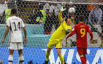 Manuel Neuer faz defesaça e evita gol da Espanha no início do jogo