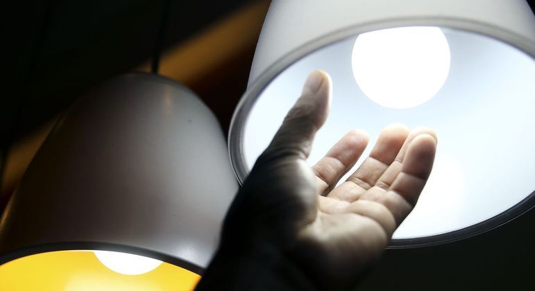 Encargos e tributos representam quase a metade do valor das contas de luz