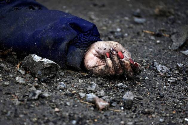 Em abril, um massacre em Bucha, a noroeste de Kiev, provocou comoção mundial. As fotos de cadáveres amarrados com as mãos para trás — o que pode caracterizar uma execução por parte dos russos — se espalharam pelas redes sociais. Grande parte dos corpos que estavam pelas ruas não foi identificada, e por isso muitos foram enterrados em valas coletivas. As autoridades ucranianas contabilizaram pelo menos 410 civis assassinados. A imagem chocante da mão de Iryna Filkina, uma das vítimas do massacre em Bucha, se tornou símbolo da guerra na Ucrânia e rodou o mundo. A mulher teve o corpo reconhecido a partir da unha pintada de vermelho e rosa