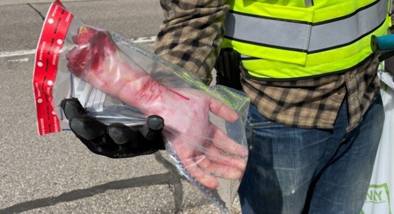 Policiais ficaram alarmados com a descoberta, mas mão ensanguentada era falsa