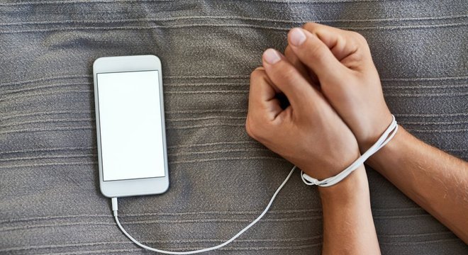 Pessoas que sofrem de dependência de internet estão presas em uma situação que as impede de ver o mundo real