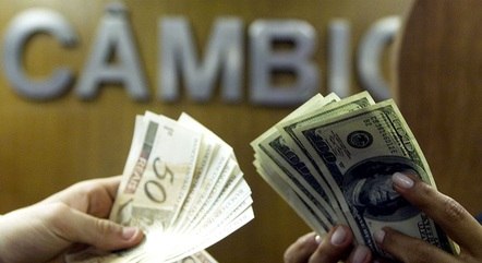 Dólar volta a ficar acima de R$ 4,95 nesta terça (12)