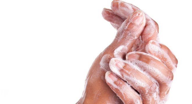  Lavar as mãos segue sendo uma das principais medidas para evitar contaminações 