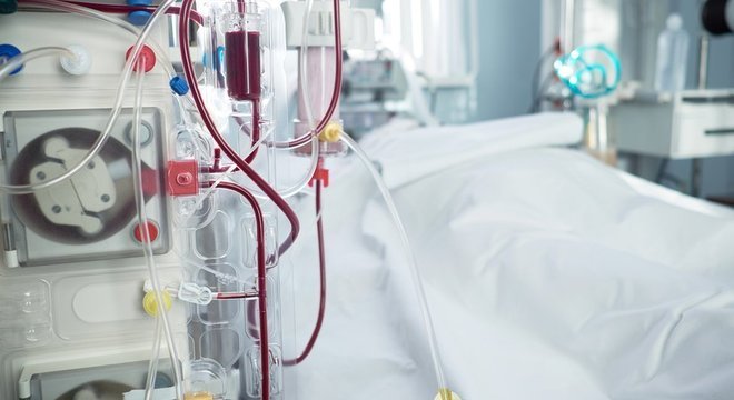 Casos de lesão aguda nos rins comumente levam à necesidade de intervenções como a hemodiálise, que substitui o órgão na filtragem do sangue

