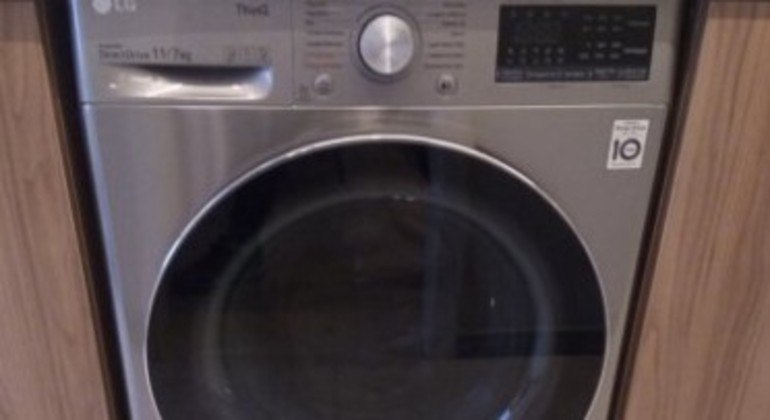 No lote 4, uma máquina de lavar e secar roupa está à venda. O preço inicial é de R$ 200