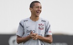 Zagueiro Marquinhos sorri em treino pelo Corinthians