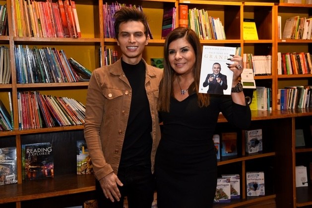 A apresentadora Mara Maravilha foi ao evento com o marido, o produtor musical Gabriel Torres 