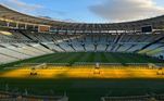 Alvo de escândalos na época da Copa do Mundo, a reforma do Maracanã foi estimada em mais de R$ 1 bilhão. Se o vencedor da Mega Millions gostar de futebol, poderá mexer no maior templo do futebol mundial até seis vezes e ainda sobrariam R$ 200 milhões. Que tal contratar um craque para o seu time com o valor restante?