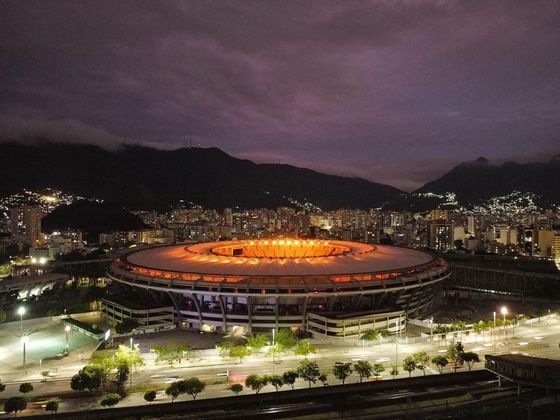 O Maracanã, estádio que foi palco de grandes atuações de Pelé, se iluminou de dourado, em homenagem ao Rei