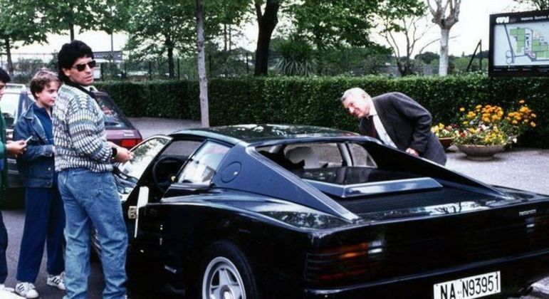 Maradona e uma das suas Ferraris com a placa NA de Napoli